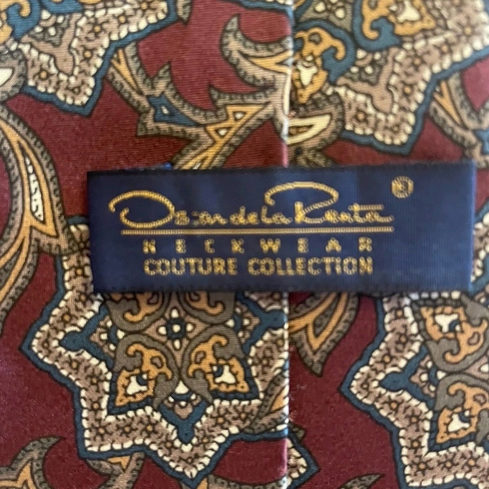 VINTAGE Oscar de la Renta 100% Silk Paisley Tie Red Made In USA - Picture 3 of 3